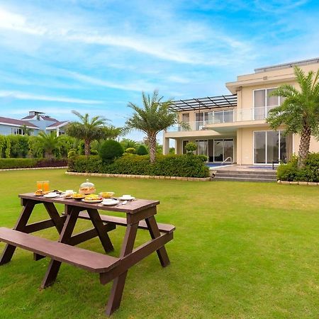 Stayvista At Blanc Belle With Outdoor Pool Sohna Exterior foto