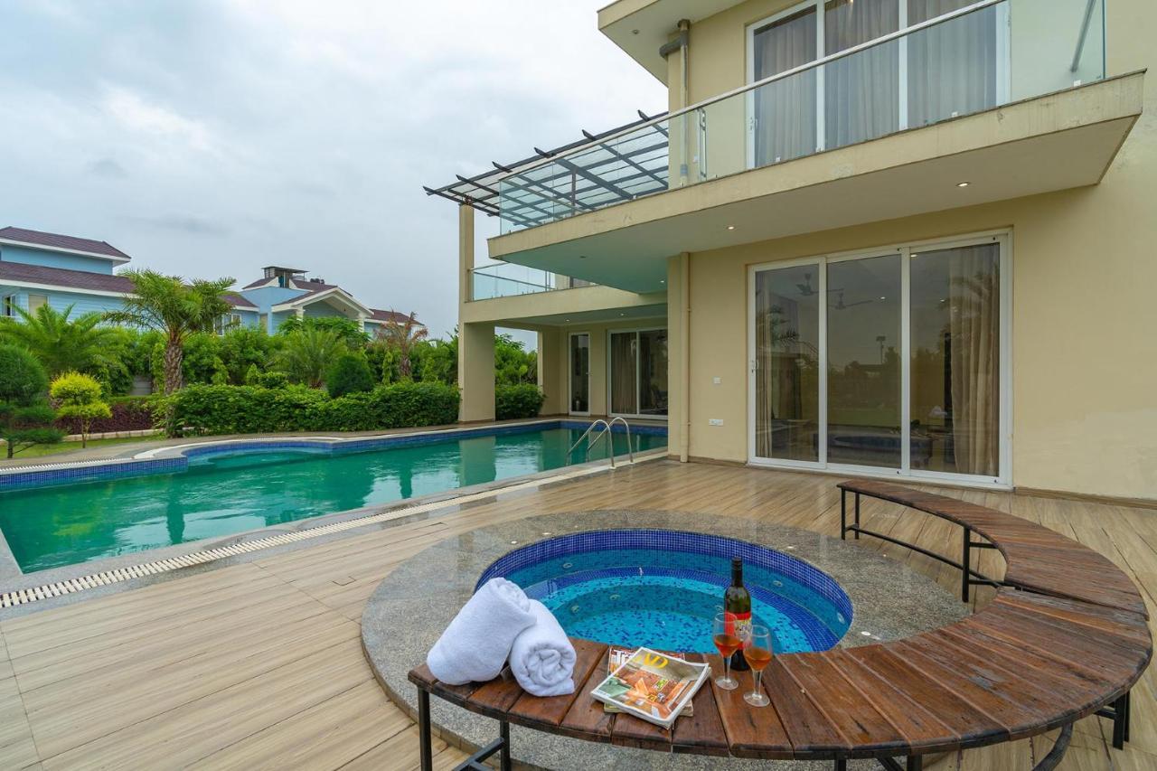 Stayvista At Blanc Belle With Outdoor Pool Sohna Exterior foto