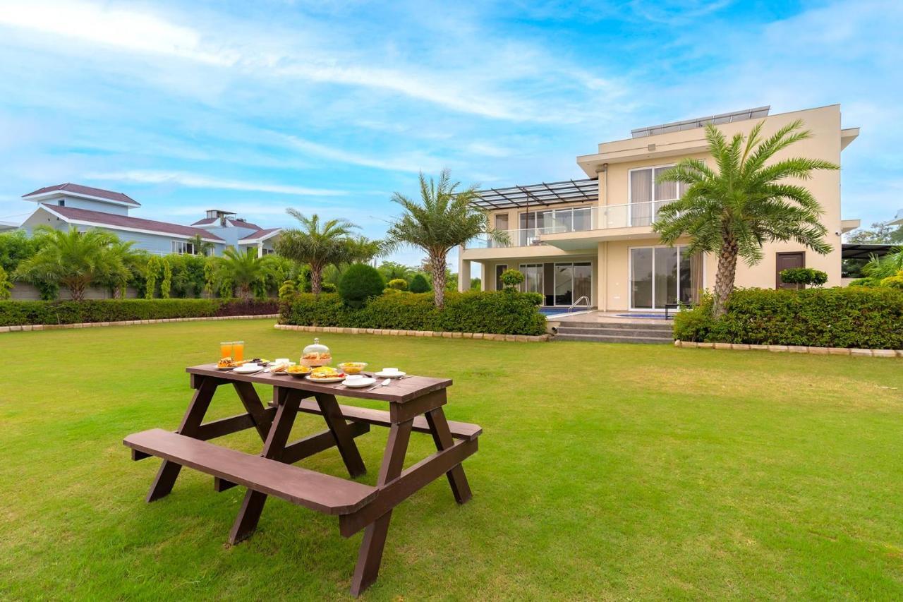 Stayvista At Blanc Belle With Outdoor Pool Sohna Exterior foto